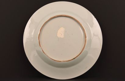 Chine XVIIIe. Assiette famille rose.
Diam...