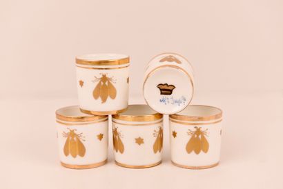 Porcelaine. Cinq petits verres à goutte en...