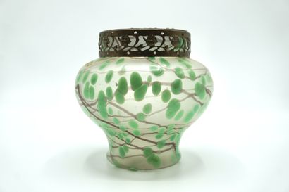 Verre de Bohême. PIQUE FLEURS 064. En verre....