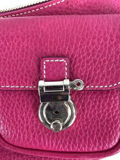 BURBERRY. Petit sac à main de couleur fushia...