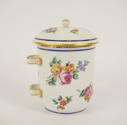 Sèvres XVIIIe. Rare pot à tabac pouvant recevoir...