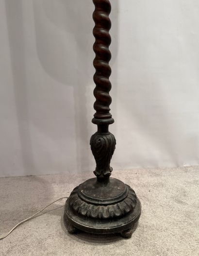 Pied de lampadaire en bois années 1940-50.
En...