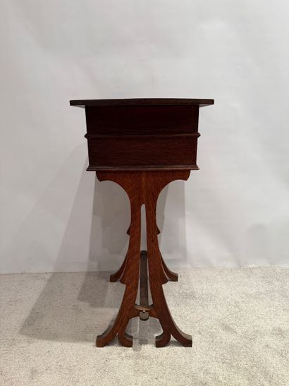 Art Nouveau.Table cousette en chêne. Abattant...