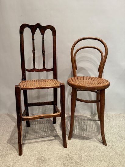 THONET. Deux chaises d'enfant. 1 Thonet en...