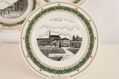 Assiettes en porcelaine D 21 cm. Rehaut d'or....