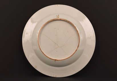 Chine XVIIIe. Assiette famille rose.
Diam...