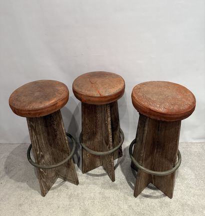 Art déco. Trois tabourets en chêne cérusé.
Garniture...
