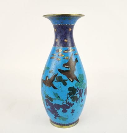 XXe (milieu). Vase cloisonné. Décors de fleurs,...