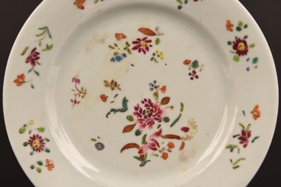 Chine XVIIIe. Assiette famille rose.
Diam...