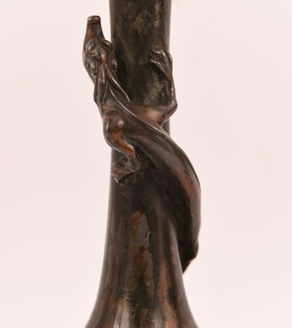 Japon. Paire de petits vases en étain patiné,...