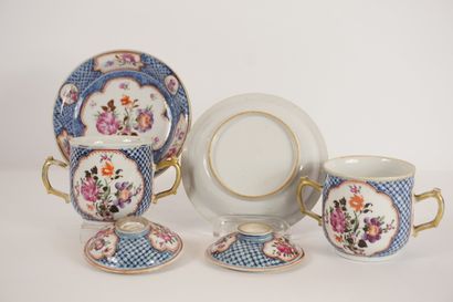 Paire de tasses couvertes et leurs sous-tasses....