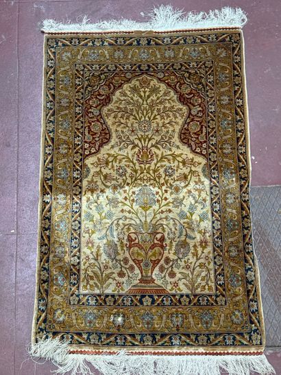 Turquie. Tapis de prière en soie, haute densité...