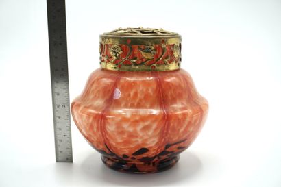 PIQUE FLEURS 048. (Petit) en verre rouge...