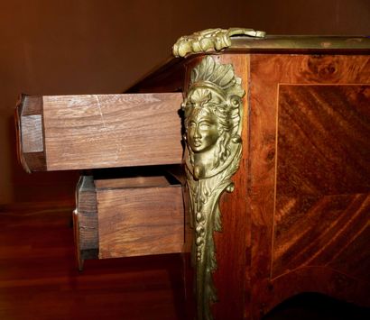 Style Louis XV. Epoque 1880-1920. Grand bureau...