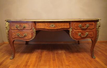 Style Louis XV. Epoque 1880-1920. Grand bureau...