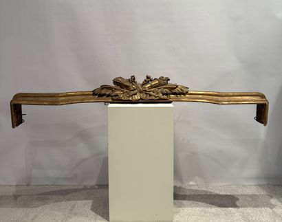Bois doré vers 1850. Cache tentures ou cantonnière....