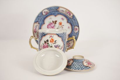 Paire de tasses couvertes et leurs sous-tasses....