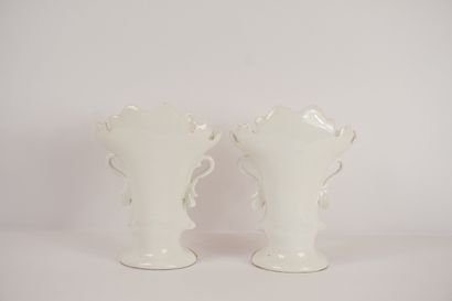 Paire de vases cornets en porcelaine. Epoque...