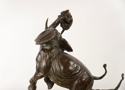 G. DARIS. Sculpture en bronze sur un socle...
