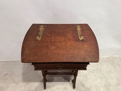 Art Nouveau.Table cousette en chêne. Abattant...