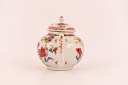 Chine XVIIIe. Porcelaine. Petite théière...
