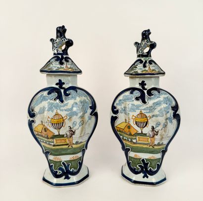 DELFT. Inv 26004 / 37
Paire de vases en céramique....