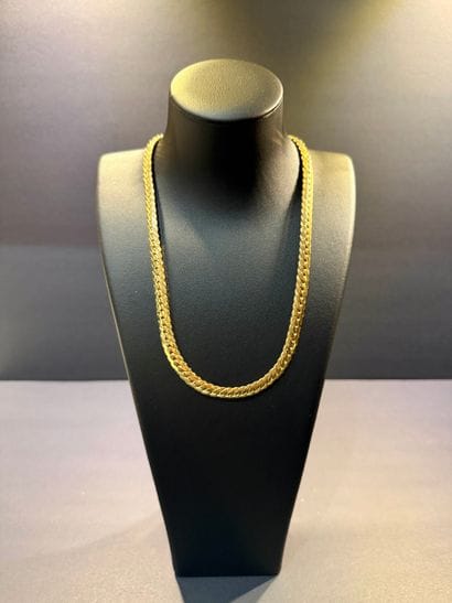 Large collier en or, maille gourmette creuse....