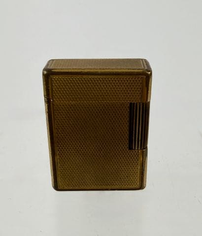 DUPONT Paris. Gold-plated lighter. Knurled.
Dimensions:...