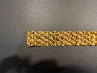 Large bracelet en or jaune 750/°°° .
Poids...