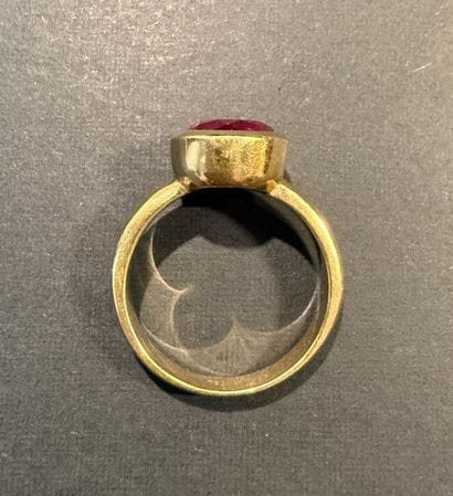 Bague en or jaune 750/°°°.
Elle est sertie...