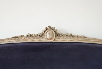 Epoque Napoléon. Grand canapé de style Louis...