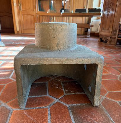 Banc en chêne gougé, effet martelé.
Les supports...