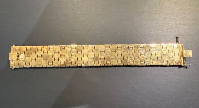 Large bracelet en or jaune 750/°°° .
Poids...