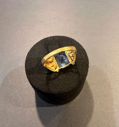Bague en or jaune 750/°°°.
Elle est sertie...