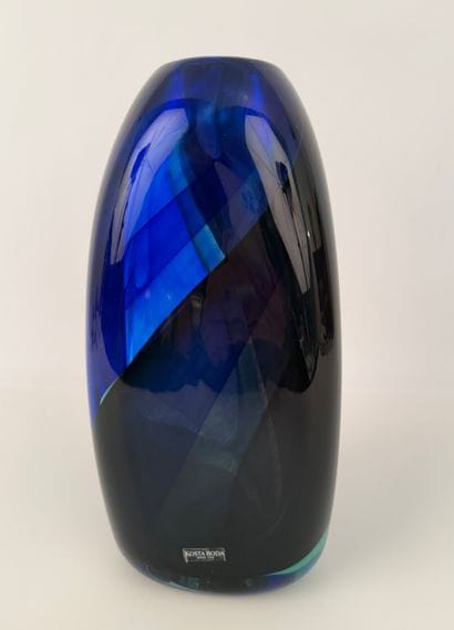 KOSTA BODA. N° 92210. Signé Anna Ehrner
Vase...