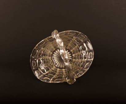 Panier en verre pincé.