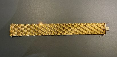 Large bracelet en or jaune 750/°°° .
Poids...