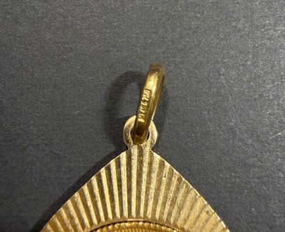 Pendentif en or jaune 750/°°°. 5,112 gr
Sertie...