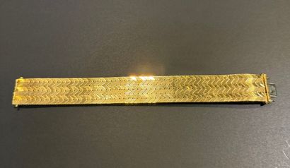 Bracelet en or jaune 750/°°°.
Maille chevron.
Or...