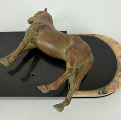 Art-déco. Sculpture en régule patiné.
Trois...