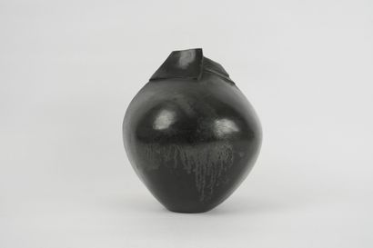 Bateman Irène. Vase rond à 2 arrêtes saillantes...