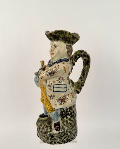 DELFT. Début XIXé. Inv 26004 / 45
Pichet...