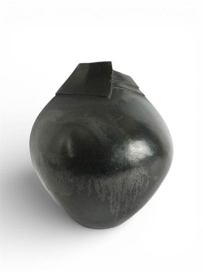 Bateman Irène. Vase rond à 2 arrêtes saillantes...