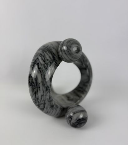 Sculpture en marbre gris turquin. XXe.
Symbolise...