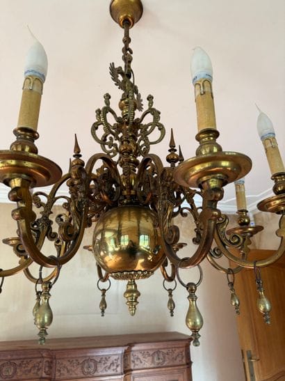 Lustre en bronze, style hollandais 17e.
Appelé...