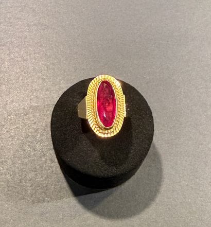 Bague en or et Spinelle rouge. 
Poids en...