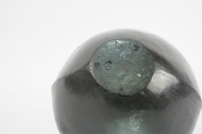 Bateman Irène. Vase rond à 2 arrêtes saillantes...