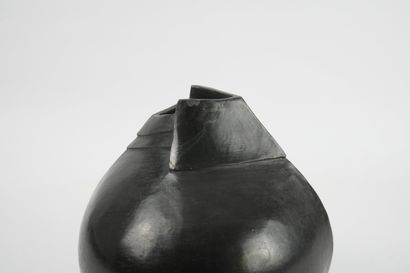 Bateman Irène. Vase rond à 2 arrêtes saillantes...