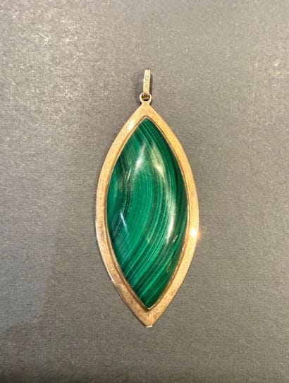 Pendentif en or jaune et malachite. 
Or 9...