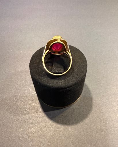 Bague en or et Spinelle rouge. 
Poids en...